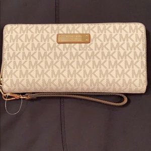 Micheal Kors Jet Set Zippered Wallet/Clutch
